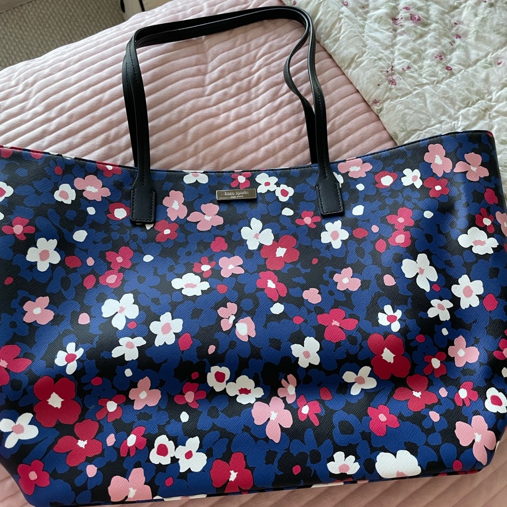 Kate Spade Large Tote barely used. Perfect condition no scratches or flaws